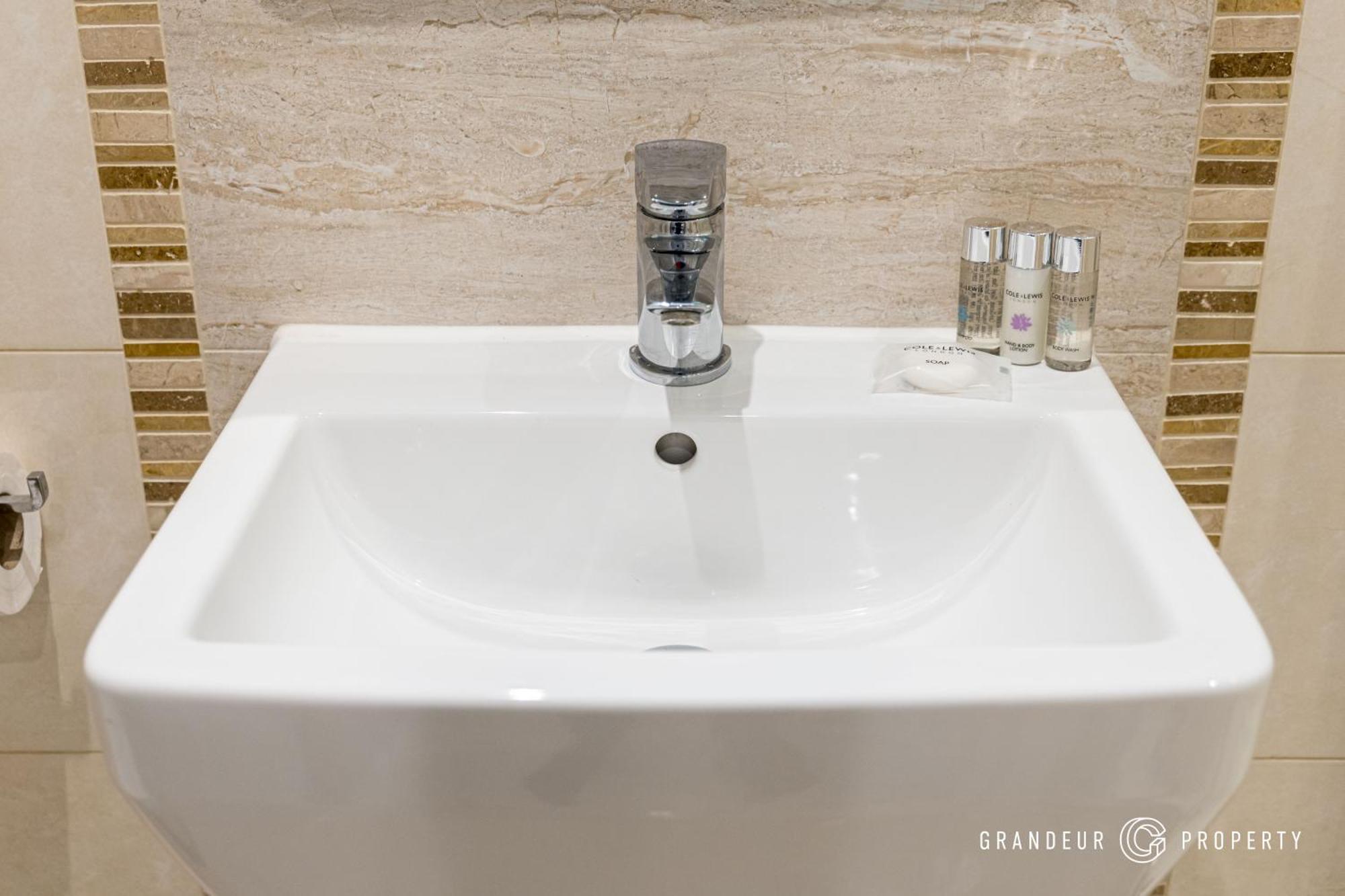 The Hideaway By Grandeur Apartment